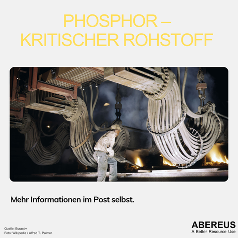 In der Mitte des Bildes ist ein Foto einer Industrieanlage, in der eine Person einen Stab in ein Feuer hält. Darüber hängen lange Schlauchreihen.
Über dem Foto ist der Text "Phosphor - kritischer Rohstoff" und darunter ist das Logo von ABEREUS.