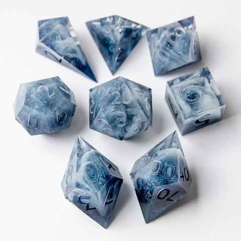 Hier ist wieder das gesamte Set zu sehen. Diesmal sind der D00 und D10 im Vordergrund und das Set ist wieder um den D20 angeordnet. Die anderen Würfel, liegen etwas unscharf im Hintergrund.