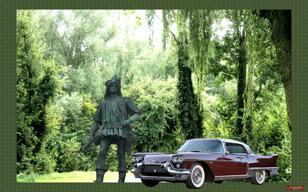 Fotomontage mit 3 Fotos
Im Wald steht eine männliche Skulptur. Ein Wandermusiker, Spielmann aus einem ander Jahrhundert. Mit Laute in der Hand und gegurtret mit einem Trinkbeutel.
Seitlich hinter ihm ein glänzender dunkelroter Cadillac mit weißem Dach.