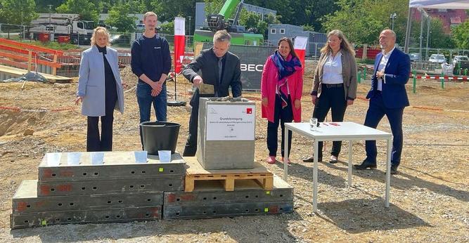 Es ist ein Gruppenfoto. Das Bild hat Dr. Silke Engel aufgenommen.