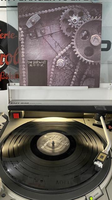 Vinyl Schallplatte „The Notwist-Nook“ auf einem Plattenspieler.