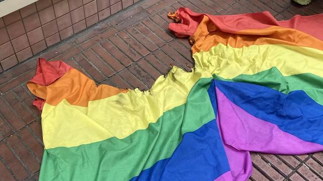 Die Regenbogenflagge, die vorübergehend aufgehängt wurde, hat ein großes Brandloch. Foto: Verein Fläche