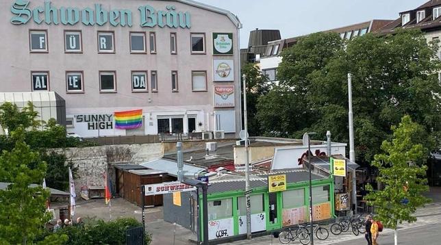 Die Flagge wurde auf einem Balkon oberhalb der Schwemme gehisst. Foto: Verein Fläche