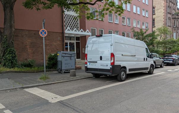 Transporter auf Fahrradspur