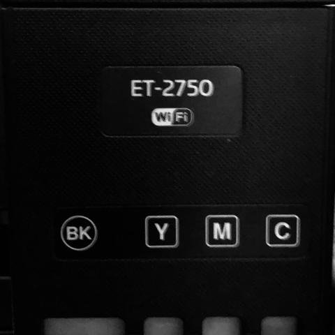 Auf schwarzem Grund eine Bezeichnung ET-2750 sowie BK in einem Kreis und drei Kästchen daneben mit Buchstaben Y, M und C.