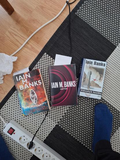 Iain (M.) Banksin kolme kirjaa: Tähystä tuulenpuolta, Matter ja Kävelyä lasilla