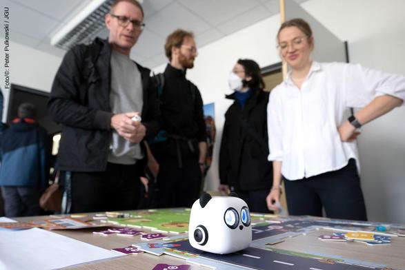 Vorstellung des Bildungsroboters mTiny im Media Education Lab (Foto/©: Peter Pulkowski / JGU)