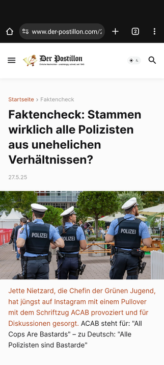 Bild von drei Polizist:innen von hinten.

Überschrift: Faktencheck: Stammen wirklich alle Polizisten aus unehelichen Verhältnissen?