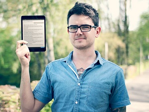 Fotografía de John O'Nolan en 2013 sujetando una tablet.