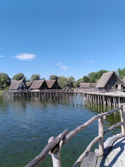 Pfahlbauten mit Häusern aus vergangenen Zeiten. See und blauer Himmel.