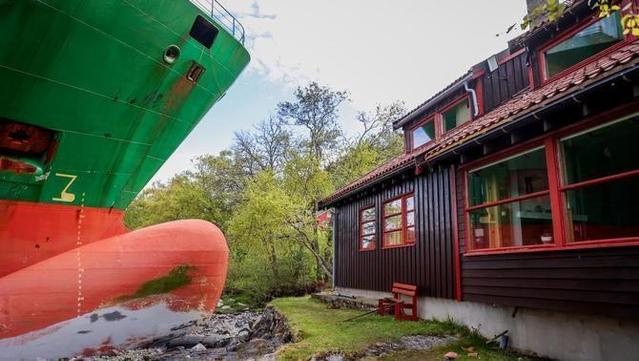 El vaixell de càrrega va quedar a pocs metres de la casa de Johan Helberg (Reuters/Jan Langhaug)