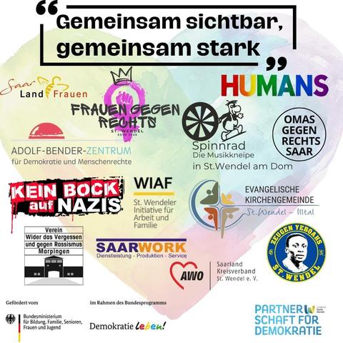 Ein Poster mit der Überschrift "Gemeinsam sichtbar, gemeinsam stark" und dem Slogan "Demokratie leben!". Es zeigt die Logos von 16 Organisationen, die sich für Menschenrechte, Demokratie und gegen Diskriminierung einsetzen, darunter das Adolf-Bender-Zentrum, Frauen gegen Rechts St. Wendel, Spinnrad, Omas gegen Rechts Saar, Kein Bock auf Nazis, Verein Wider das Vergessen und gegen Rassismus Marpingen, Saarwork, WIAF, Evangelische Kirchengemeinde St. Wendel, AWO, Saarland Kreisverband St. Wendel, Junge Union St. Wendel und Partnerschaft für Demokratie. Das Poster wird vom Bundesministerium für Familie, Senioren, Frauen und Jugend gefördert.