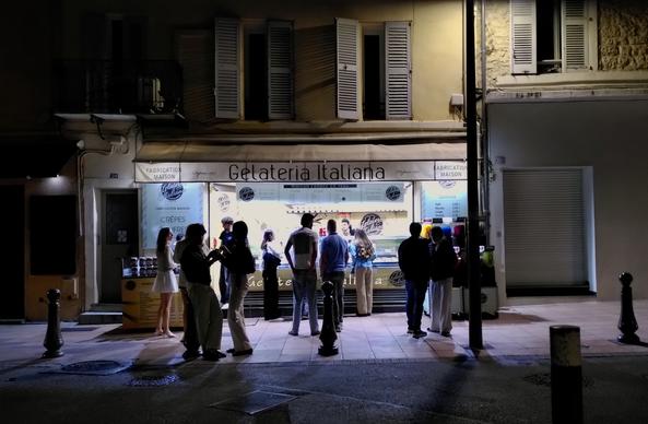 italienische Eisdiele bei Nacht
