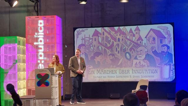 Marina und Jannis Schakarian vor ihrer Präsentation "Ein Märchen über Innovation"