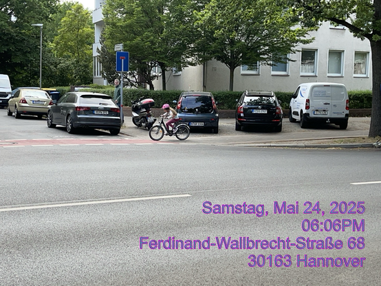 Illegale vertikale/ Und Im Kreuzungsbereich verdecken Gefährden Kind auf dem Radweg