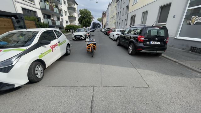 Statt gesetzlich konform #Fahrradstrase - Bds. illegale öffentliche Autolagerflächen- die Parallel verlaufener Hauptstraße- Hat auch keine Zeitgemäße Radverkehrs Infrastruktur-