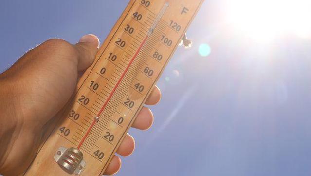 Termòmetre marcant temperatures de 30 graus (Edgar Aldana)