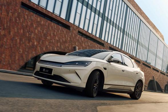 <p>中国自動車大手の比亜迪（BYD）は、4月の欧州電気自動車（EV）市場で初めて米テスラの販売台数を上回った。英調査会社JATOダイナミクスによると、BYDのEV新車登録台数は前年同月比169％増の7231台。一方、テスラは49％減の7165台だった。プラグインハイブリッド車（PHEV）を含めた販売台数では、BYDがテスラをさらに上回った。</p>
<blockquote class="wp-embedded-content"><p><a href="https://36kr.jp/344355/">中国BYD、25年1〜3月は純利益2倍　テスラを上回り再び世界EV販売首位に</a></p></blockquote>
<p></p>
<p>地域別の販売台数を見ると、ドイツではBYDが120％増の1566台、テスラが45.9％減の885台。英国では、BYDが654％増加して2511台となったが、テスラは62％減少した。イタリアでは、BYDが1683台で市場シェア11.5％を獲得して首位となった。テスラは446台にとどまった。フランスではBYDが2064台、テスラは863台だった。</p>
<blockquote class="wp-embedded-content"><p><a href="https://36kr.jp/348169/">BYD、ハンガリーに欧州本社を設立　EVの現地開発・販売を推進</a></p></blockquote>
<p></p>
<p>ロイター通信によると、欧州連合（EU）は中国製EVに最大45％の関税を課しているが、それにもかかわらず中国製EVの欧州での登録台数は前年同月比59％増と急拡大し、欧州・日本・韓国・米国ブランドの伸び率26％を上回った。BYDは現在、EUの関税に対応するため、ハンガリーとトルコで現地工場の建設を進めている。</p>
<p>＊1元＝約20で計算しています。</p>
<p>（36Kr Japan編集部）</p>
