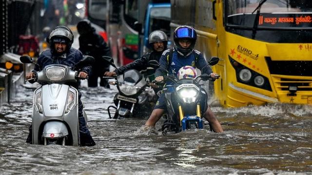 インド商都ムンバイを襲う大雨、新駅も洪水被害に　例年より早くモンスーンが到来 - CNN.co.jp