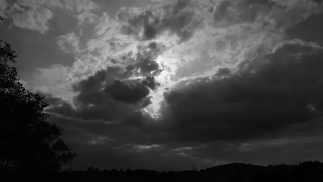 Schwarz Weißbild von Regenwolken, welche aufziehen