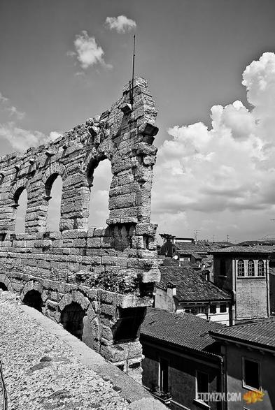 #Verona Amphitheater 
#Italia 2007
#sonyalpha #a100
ƒ/7.1 1/500 17mm ISO200
#architecture #photography #Italy #Europe #gooutside #lightroom #blackandwhite #monochrome #bwphotography  #exploration #goexplore #wanderer #bw