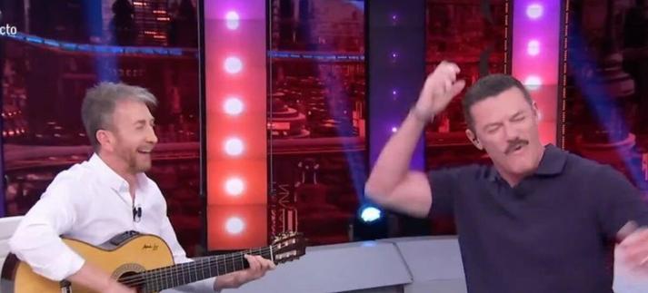 Pablo Motos y Luke Evans cantan juntos 'Esa Diva' de Melody en 'El Hormiguero'. / Atresmedia