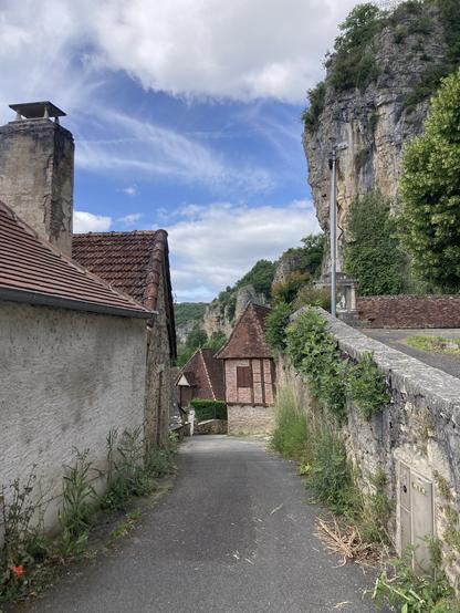 Une rue étroite dans un village, le long d’une falaise au dessus de la Dordogne, dont je n’ai pas noté le nom