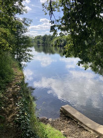 La Dordogne ! Quelle jolie rivière !avec reflet du ciel dans l’eau de la rivière