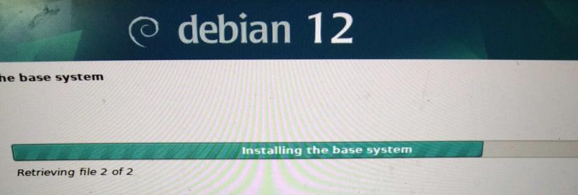 The Debian installer with the partially filled bar.