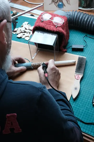 Photo de moi en train de pyrograver à l'atelier