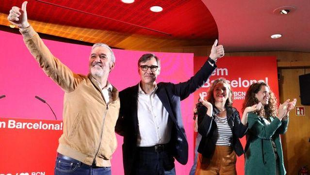 L'alcalde de Barcelona, Jaume Collboni, i el president de la Generalitat, Salvador Illa, saluden als assistents de l'acte de celebració dels dos anys de mandat municipal (ACN)