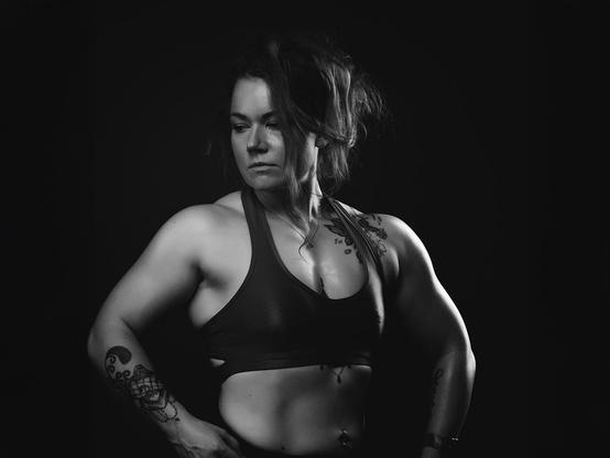 Fitnesskuvaus studiossa. Fitness malli poseeraus. Valokuvaaja Kuvaajankulma Lappeenranta