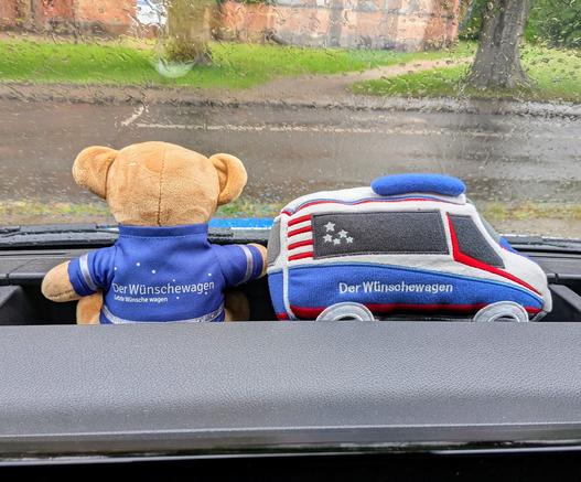 Die beiden Stoffmaskottchen des ASB-Wünschewagen im selbigen auf meiner Premierenfahrt für das Team MV
