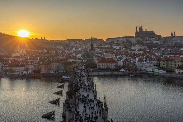 My photos from my last trip to Prague are slowly running out. And that's no wonder, since it was almost two months ago.
So we're going back one last time to our first evening here, up to the Old Town Tower of the Charles Bridge and enjoying the sunset on the opposite bank of the Vltava.
In this photo, you can also clearly see what life is like here on the Charles Bridge. Although it's still quite relaxed now. This makes me appreciate the morning moments all the more when I'm here alone, or just the two of me with my daughter, like on this visit.

Langsam gehen meine Fotos von der letzten Reise nach Prag zur Neige. Ist ja auch kein Wunder, denn schließlich ist der jetzt auch schon fast zwei Monate her. 
Also gehen wir noch ein letztes Mal zurück zu unseren ersten Abend hier,  hinauf auf den Altstätter Turm der Karlsbrücke und erfreuen uns am Sonnenuntergang am gegenüber liegenen Ufer der Moldau. 
Auf diesem Foto könnt Ihr auch gut sehen, wie es hier auf der Karlsbrücke normalerweise zu geht. Wobei das im Moment noch recht entspannt ist. Um so mehr weiß ich die Momente am Morgen zu schätzen, in denen ich hier allein bin, oder mit meiner Tochter zu zweit, wie in bei diesem Besuch.