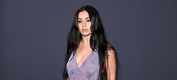 Charli XCX revela su sueño creativo de protagonizar la próxima película de 'Destino Final'. / Stephane Cardinale - Corbis