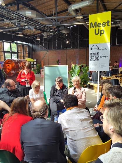Meet up auf der republica. Menschen sitzen im Kreis und reden zusammen.