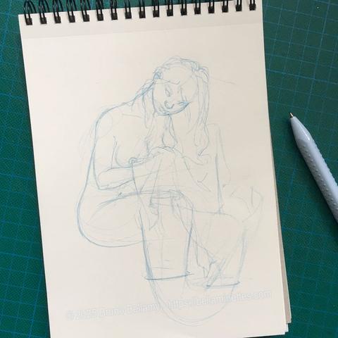 Photo du croquis A5 à la mine bleue, à son début, d'une sirène assise à l'air libre, et dont la queue de poisson ressort de l'eau devant elle, qui penche la tête, et s'apprête (d'où le titre) à sécher ses longs cheveux avec la serviette de bain qu'elle tient en mains.