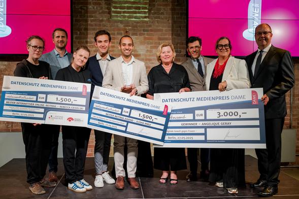 Die DAME Jury und die Gewinner und Gewinnerinnen mit ihren Preisen.