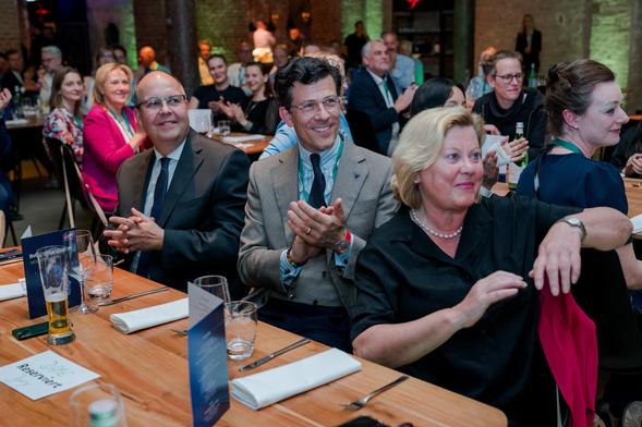 Die Jury an einem Tisch beim Gala-Dinner.