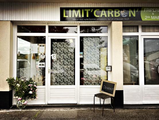 Devanture de la petite brocante des Chaumes