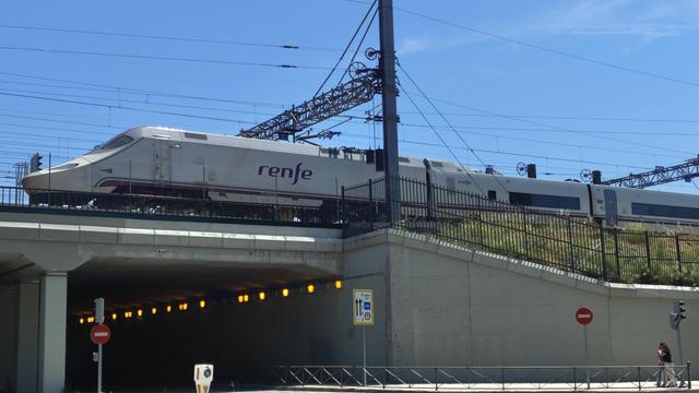 Un tren de Renfe cruzando un puente de salida de Atocha