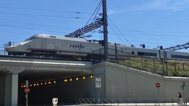 Un tren de Renfe cruzando un puente de salida de Atocha