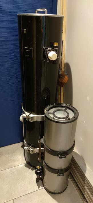 Deux tubes de télescope dans le couloir, un grand noir et un petit gris.