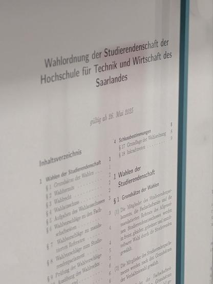 Hinter einer Glasvitrine ist die erste Seite der neuen Wahlordnung zu sehen