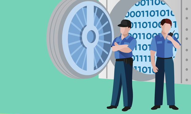 Twee beveiligers voor grote kluis waar de deur van openstaat.