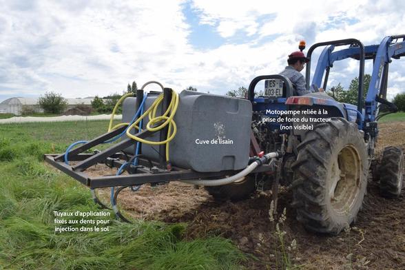 Le pipiculteur est un tracteur à l'arrière duquel est accroché (via le triangle d'attelage) une cuve d'urine sur un soc avec deux dents pour injecter l'urine dans le sol. Une pompe, reliée à la prise de force permet l'injection lorsqu'elle est activée.