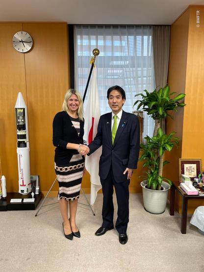 Die Parlamentarische Staatssekretärin Silke Launert und der japanische Staatsminister für Wissenschafts- und Technologiepolitik sowie für Weltraumpolitik, Minoru Kiuchi.