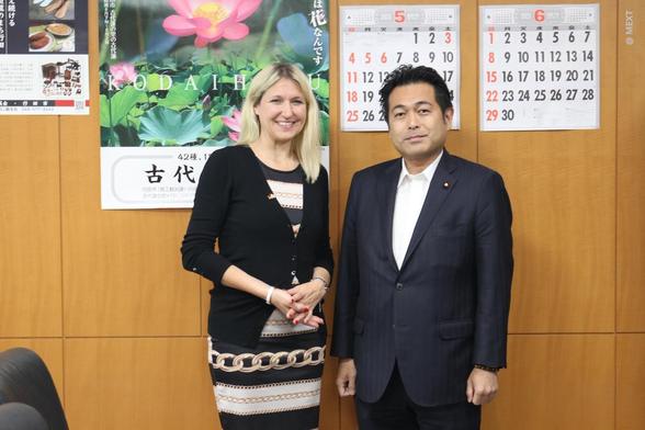 Die Parlamentarische Staatssekretärin Silke Launert und der Atsushi Nonaka, der japanische Staatsminister für Bildung, Kultur, Sport, Wissenschaft und Technologie.
