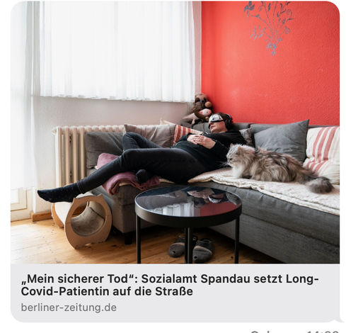 Jenny Gunkel mit Schlafmaske auf ihrem Sofa