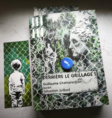 La couverture du recueil Derrière le grillage tome 1, paru aux éditions Dystopia en liaison avec la librairie Scylla. Elle représente un jardin dessiné, mystérieux avec des statues (une tête de femme, une sculpture d'un personnage sur pied) derrière un grillage déchiré, ouvert... Un marque page, posé près du livre, représente un enfant de dos posté devant le grillage, regardant dans le jardin.